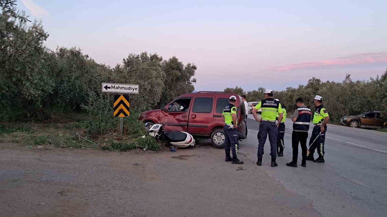 Bursa'da motosiklet ile hafif ticari araç çarpıştı: 2 yaralı