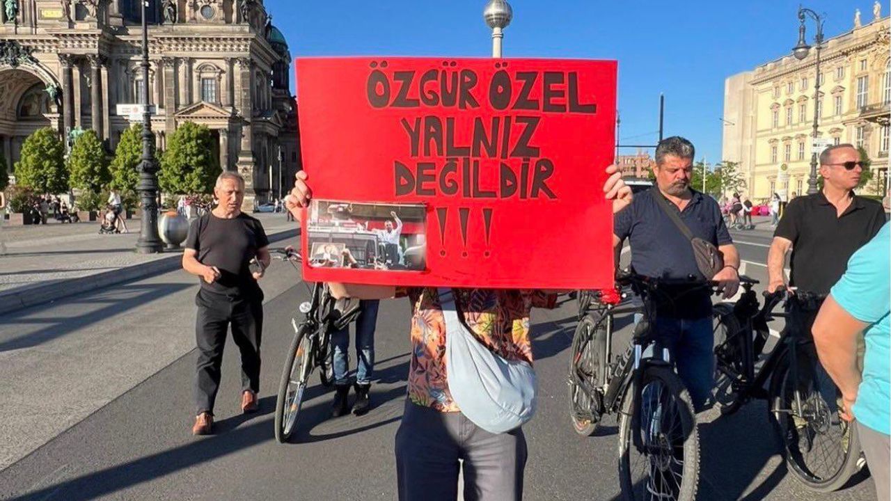 Berlin'den Özgür Özel'e dayanışma yürüyüşü