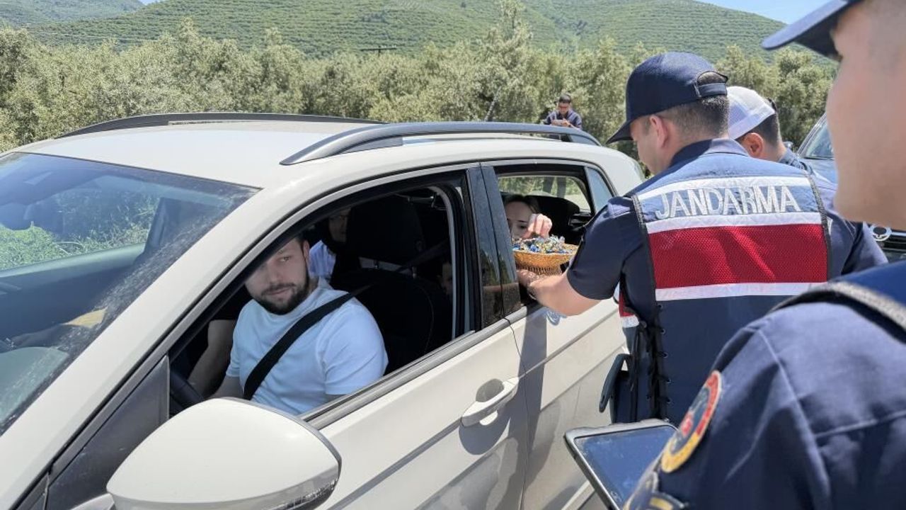Jandarmadan durdurduğu sürücülere ceza yerine çikolata