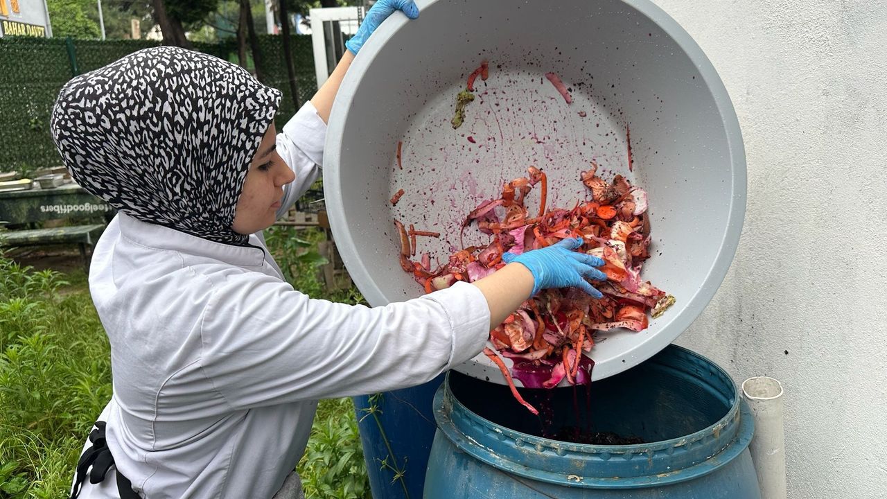 Bursa'da Öğrenciler Mutfak Atıklarından Gübre Üretti