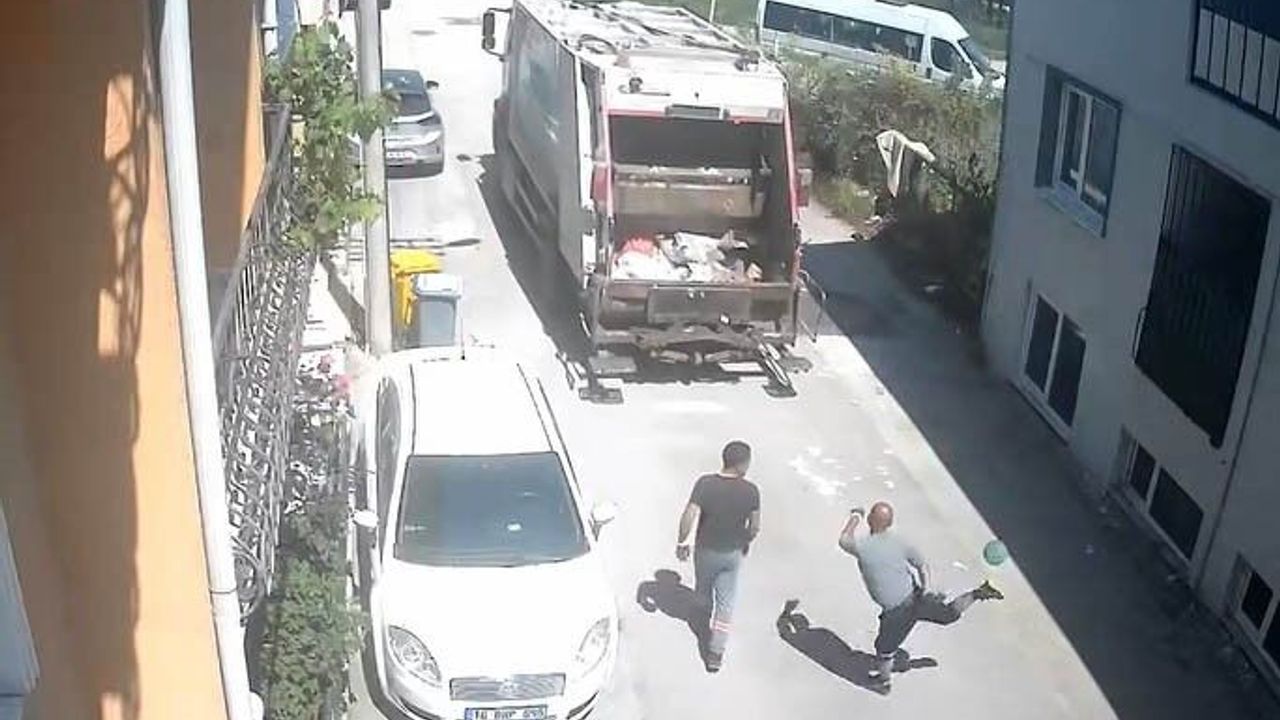 Bursa'da Temizlik İşçilerinden Futbol Molası
