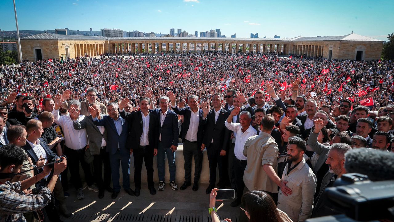 Özgür Özel'in Bayram Mesajı: Birlik ve Mücadele Vurgusu