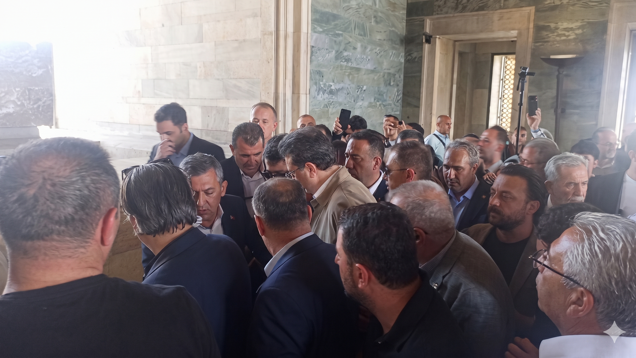 Anıtkabir'de Çelenk Gerginliği: Özgür Özel'in Tepkisi