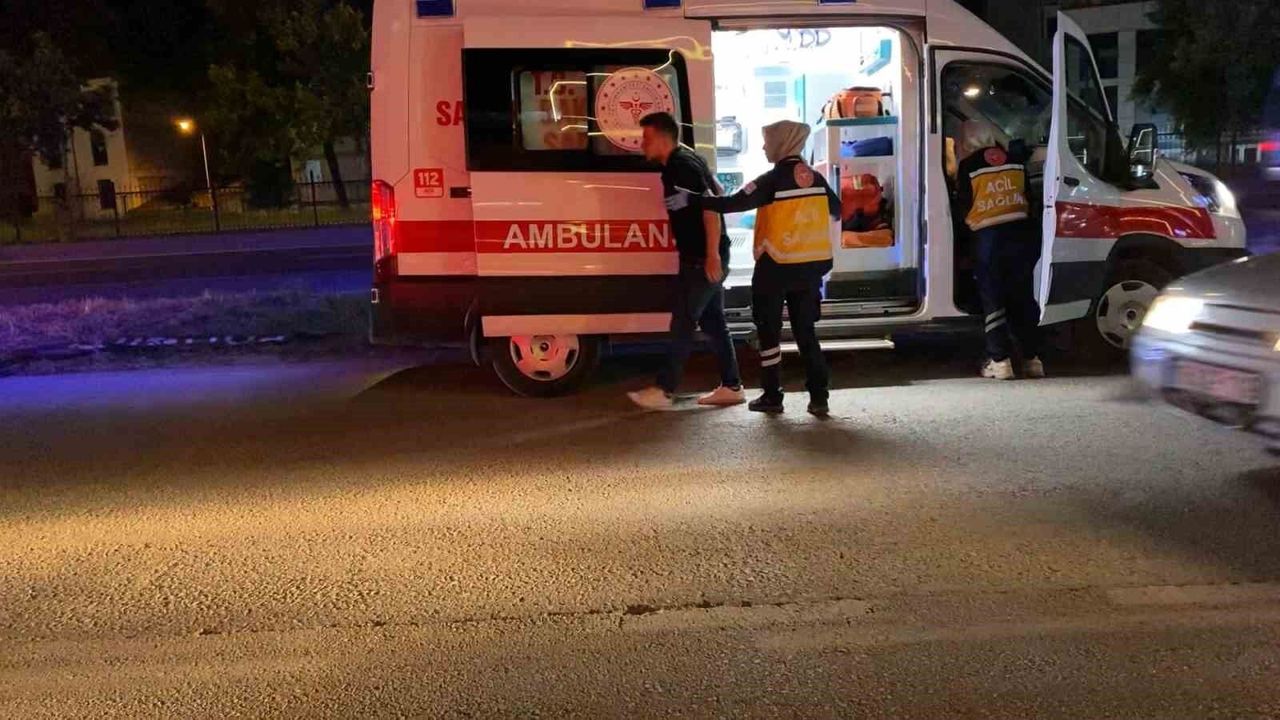 İnegöl'de Kontrolden Çıkan Otomobil Direğe Çarptı: Genç Sürücü Yaralandı
