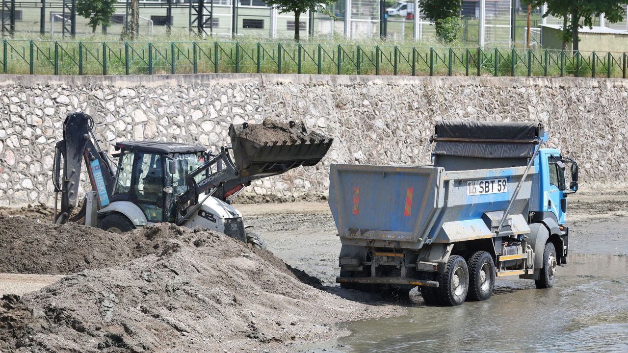 1750 Metrelik Alanda Dere Temizliği: Kötü Kokulara Son Verildi