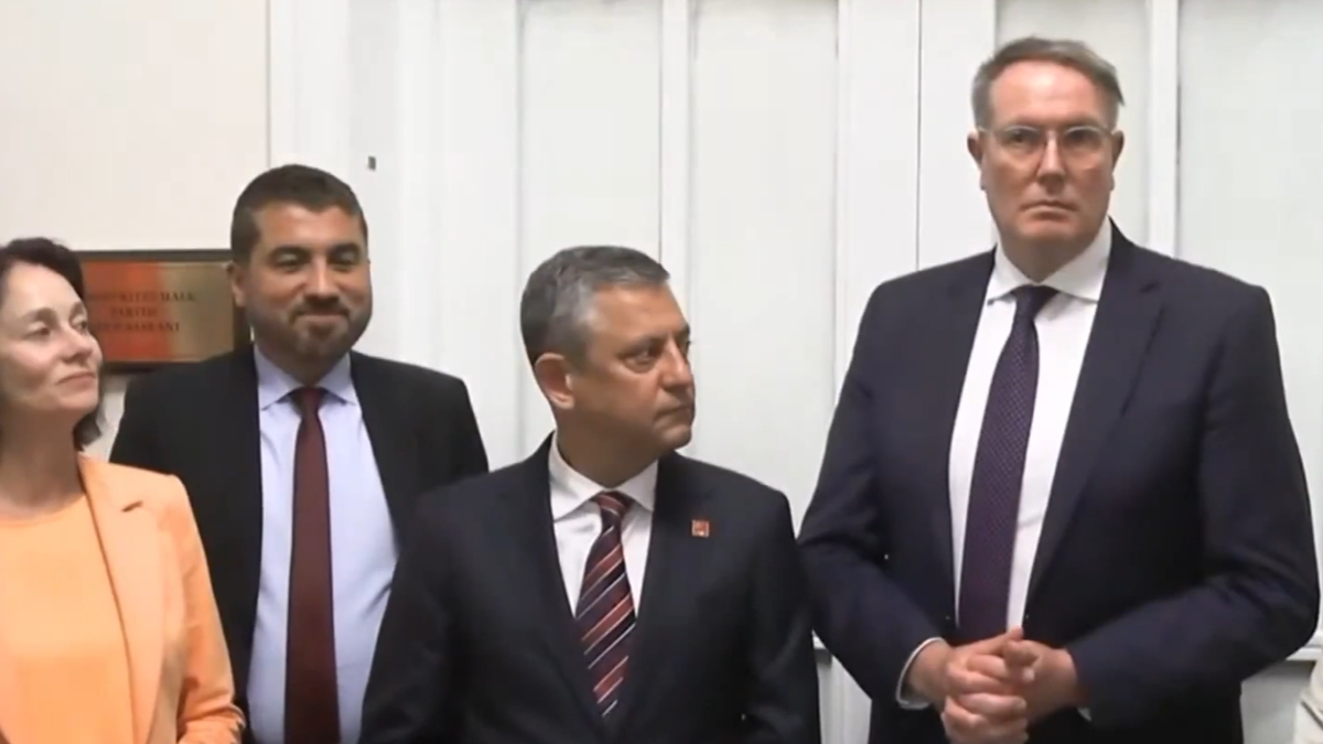 Meclis'te Şaşkınlık: Özgür Özel'e Destek Açıklamasında Işıklar Kapandı