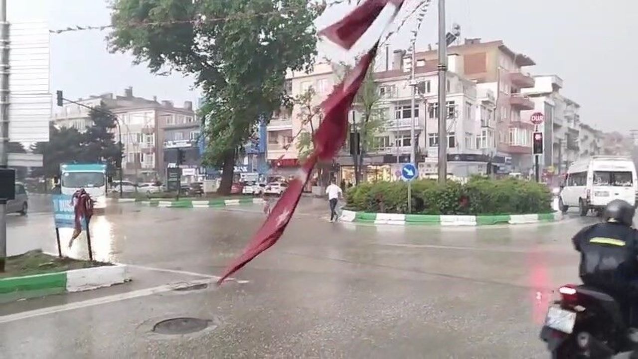 Bursa'da Duyarlı Vatandaşlar: Yırtılan Türk Bayrağını Sele Rağmen Yerinden Kaldırdı