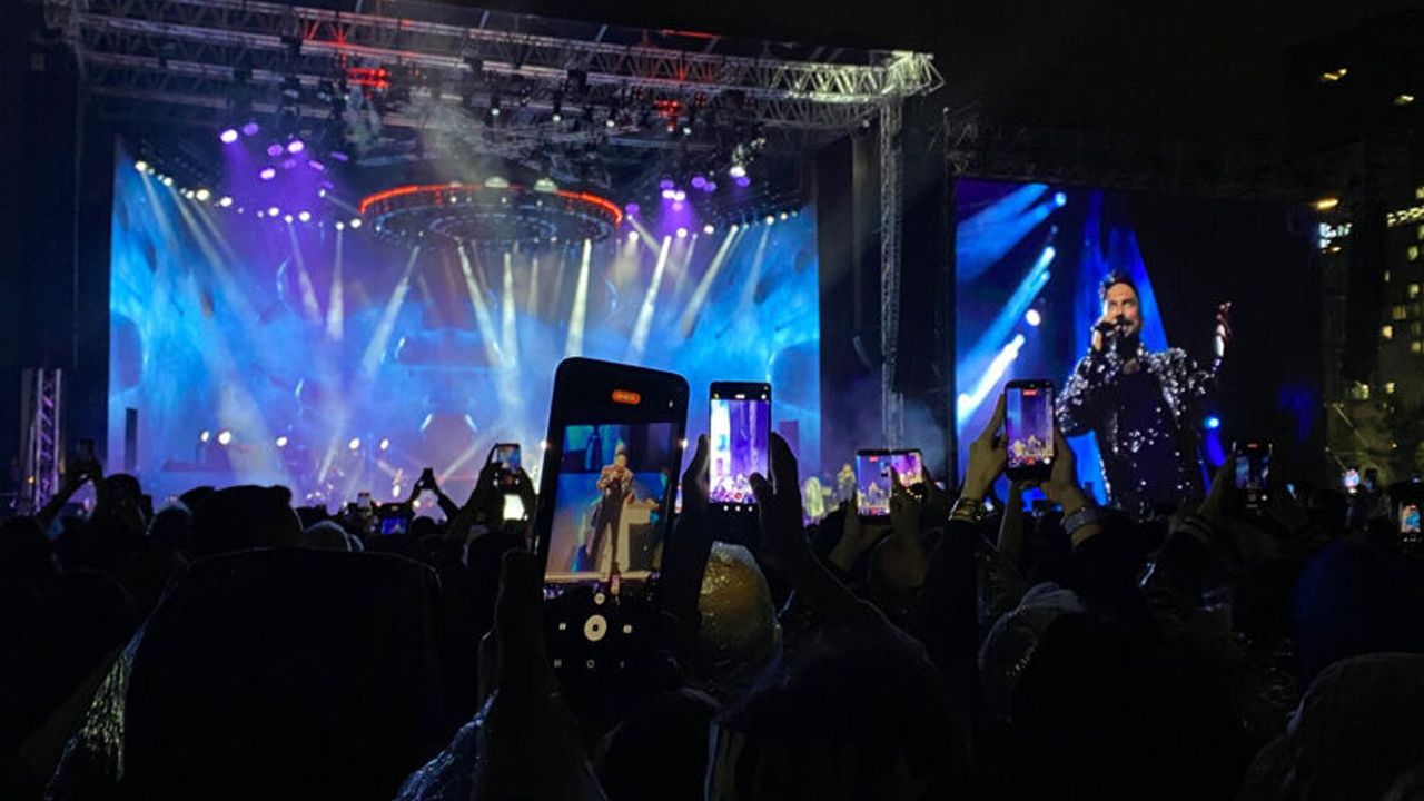 Tarkan, Ankara'da Yağmura Rağmen Coşkulu Bir Konser Verdi