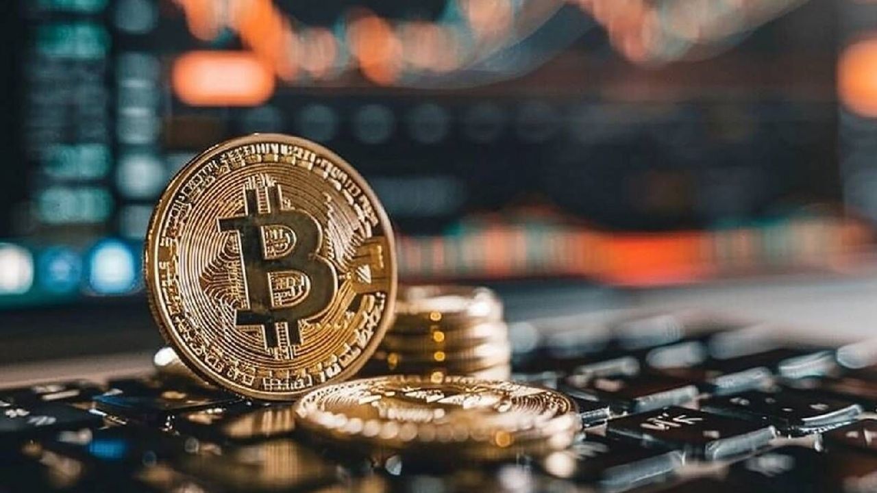 Bitcoin Yüzde 18 Değer Kaybetti: Haftaya 63 Bin 300 Dolar Bandında Başladı