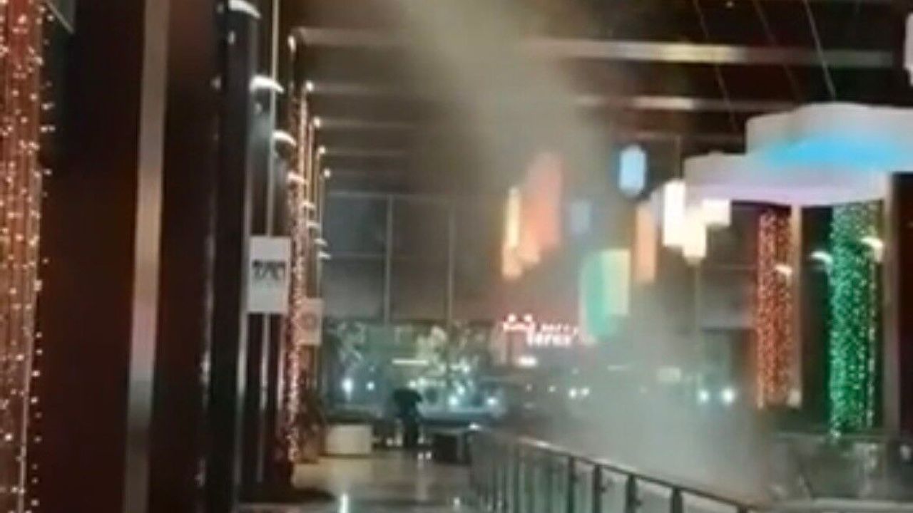 Bursa'da Alışveriş Merkezi Su Bastı: Yangın Fıskiyeleri Devreye Girdi