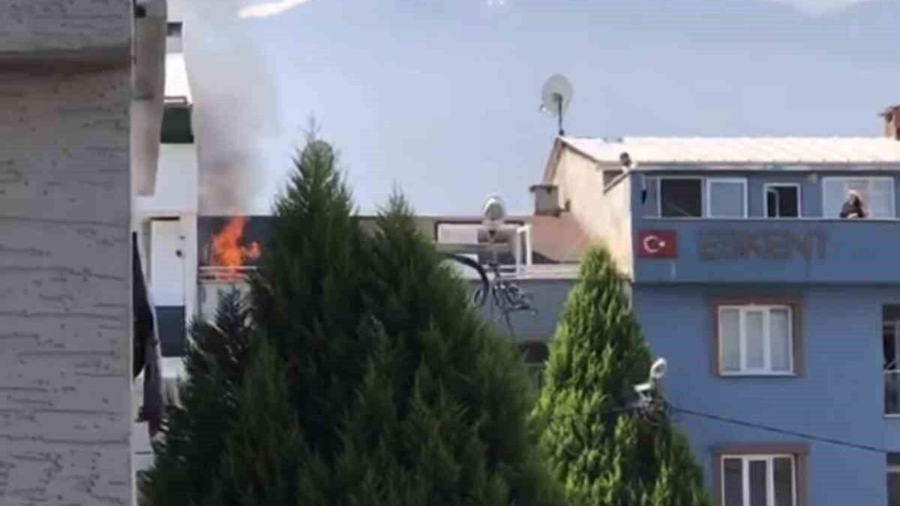 Bursa'da Çatı Yangını: Hızlı Müdahale ile Büyümeden Kontrol Altına Alındı