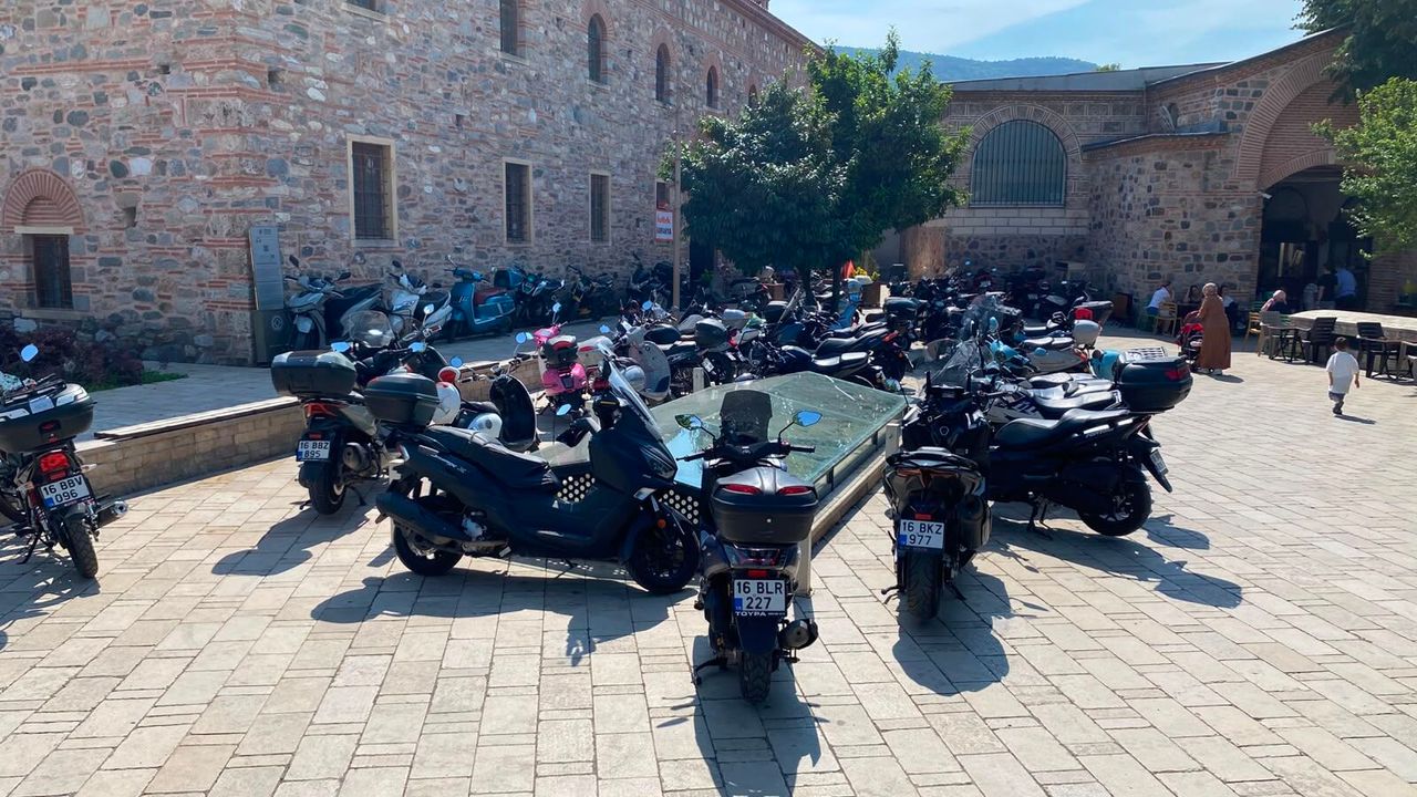 Bursa'daki Tarihi Timülüs Motosiklet Otoparkına Dönüştü: Vatandaşlar Yaklaşamıyor