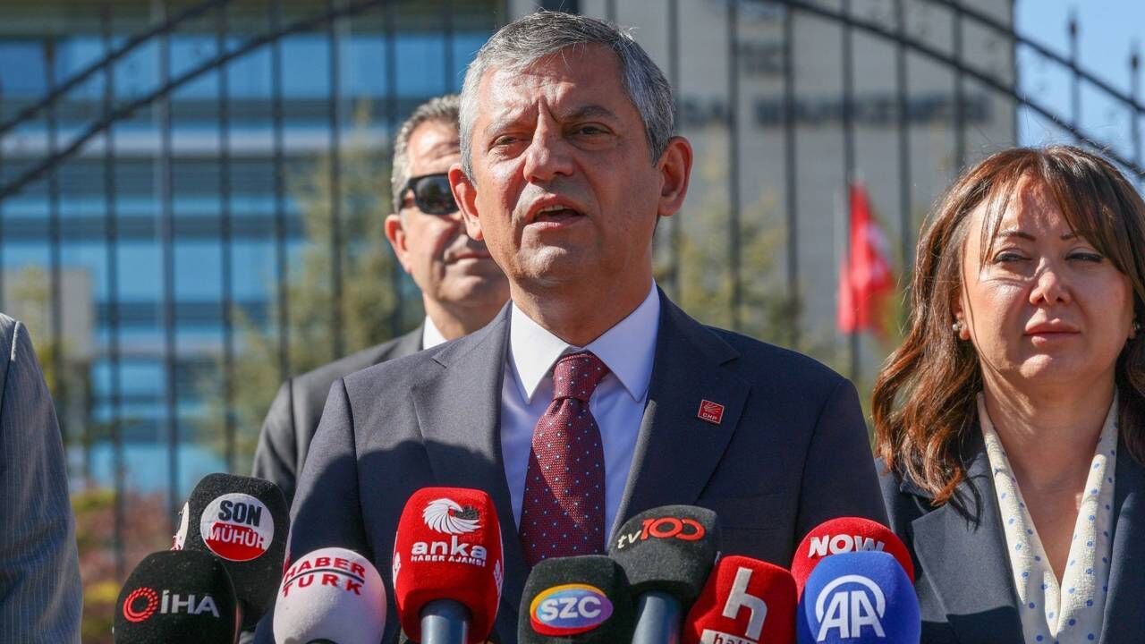 Özgür Özel, Açlık Grevindeki Öğretmenlere Destek Ziyaretinde Bulundu