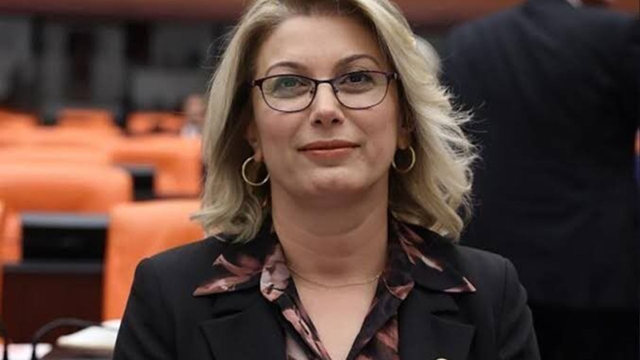 CHP Kadın Kolları'nda Görev Değişimi: Asu Kaya'nın Yerine Ayten Gülsever Atandı