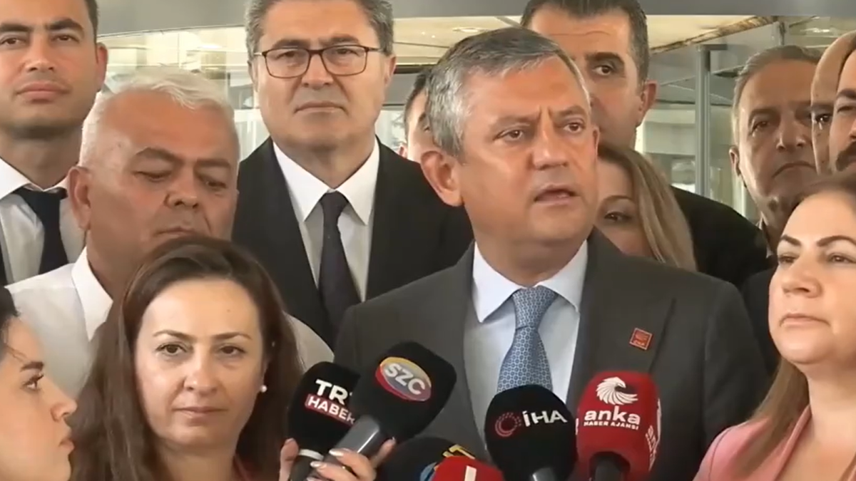 Özgür Özel'den Kritik Çağrı: Tüm Partilileri Görevden Alınan İl Başkanlıklarına Davet Ediyorum