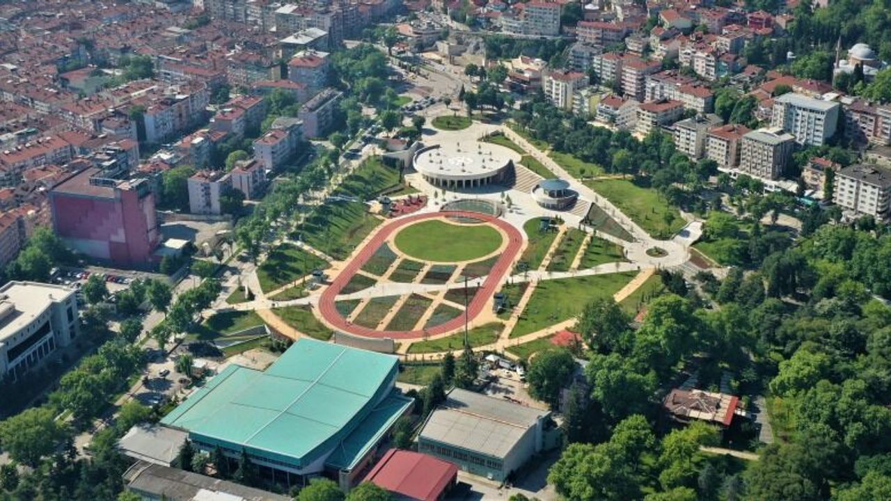 Bursa Millet Bahçesi'nde Bakım Sorunları: Koşu Yolları Çöktü, Gölgelik Alan Yetersiz