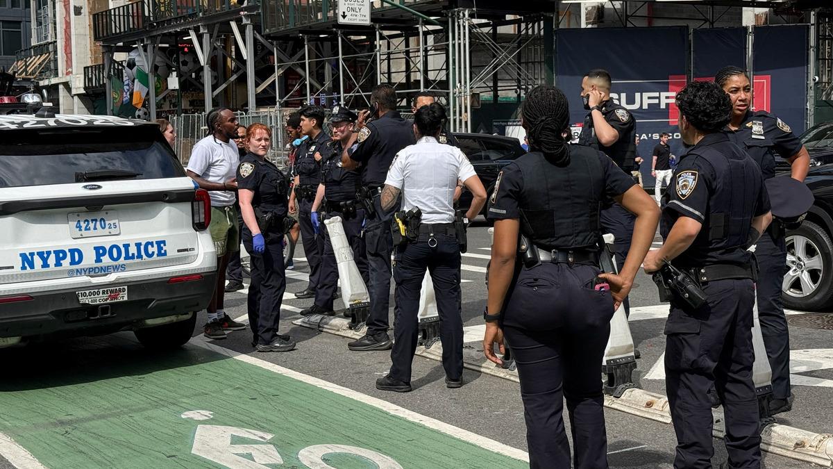 New York'ta Panik: Times Meydanı'nda Silah Sesleri Duyuldu