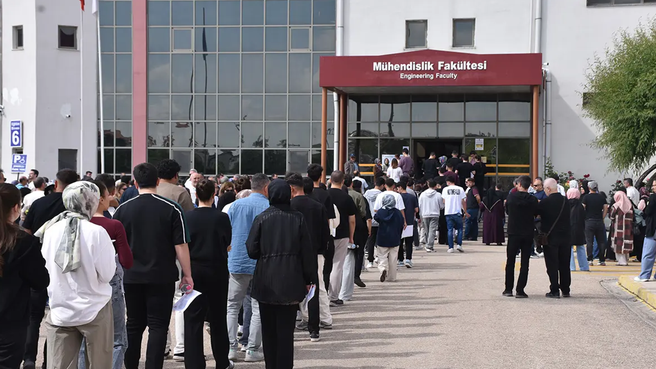YKS'nin İlk Oturumu TYT Tamamlandı: 2 Milyon 425 Bin Aday Katıldı