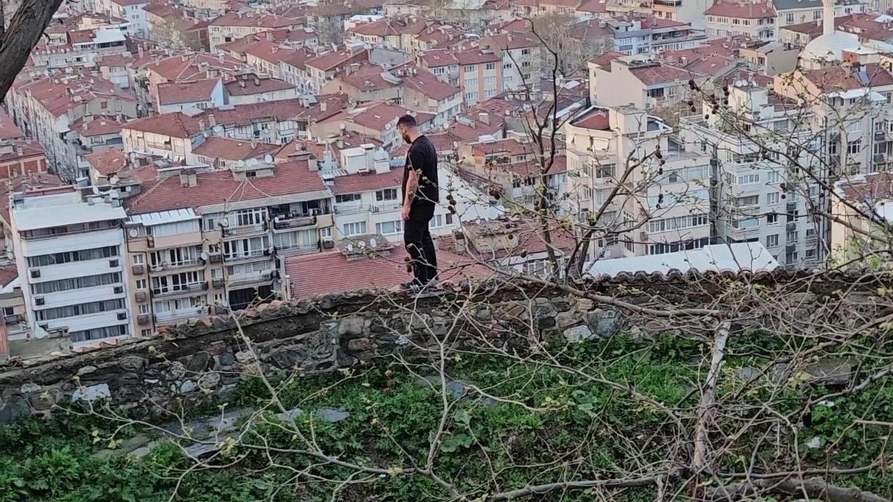 Bursa'da Tophane Surlarında İntihar Girişimi: Genç Son Anda Kurtarıldı
