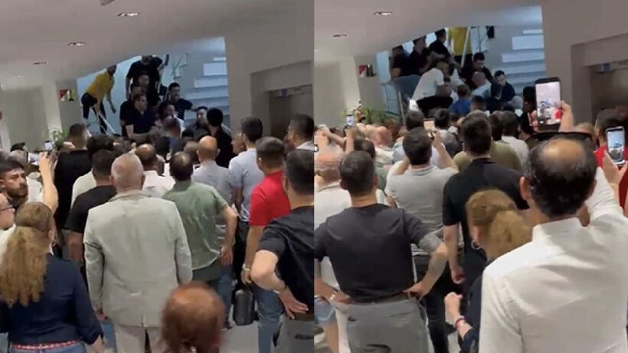 CHP İzmir İl Başkanlığı'nda Arbede: Utku Gümrükçü Bina Girişinde Protesto ile Karşılaştı