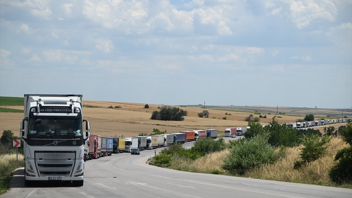 Hamzabeyli Sınır Kapısı'nda 23 Kilometrelik Tır Kuyruğu Oluştu