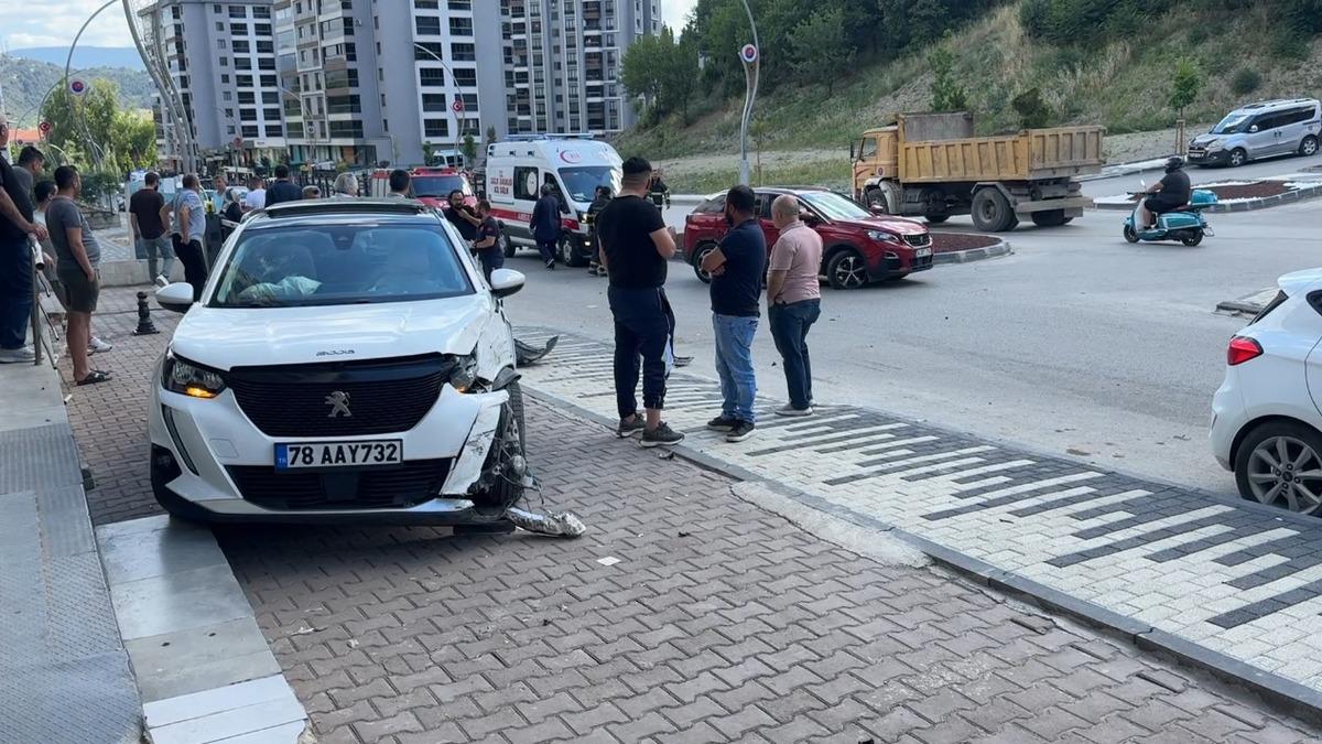 Karabük'te Ehliyetsiz Sürücüyle Çarpışan Araçta Anne ve Kızı Yaralandı