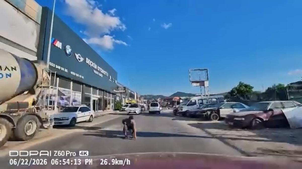Yola düşürdüğü eşyayı almak isterken saniyelerle ölümden kurtuldu