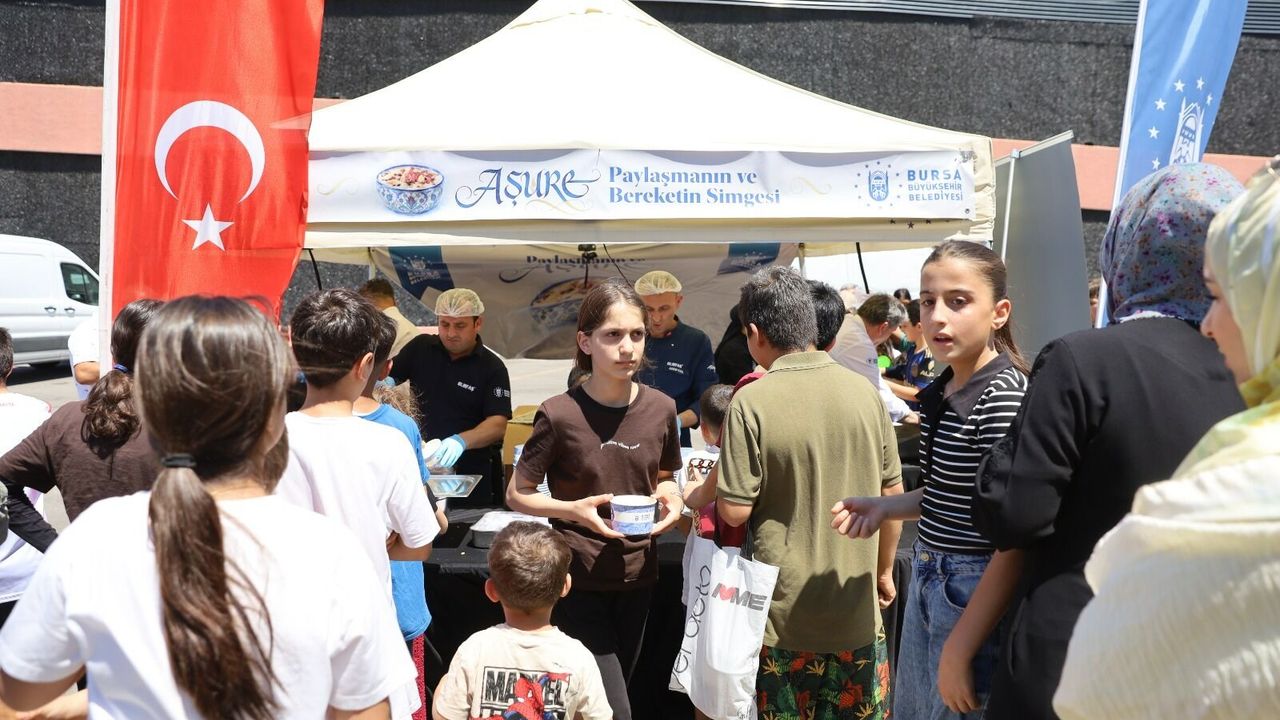Bursa’da 28 noktada aşure dağıtımı sürüyor