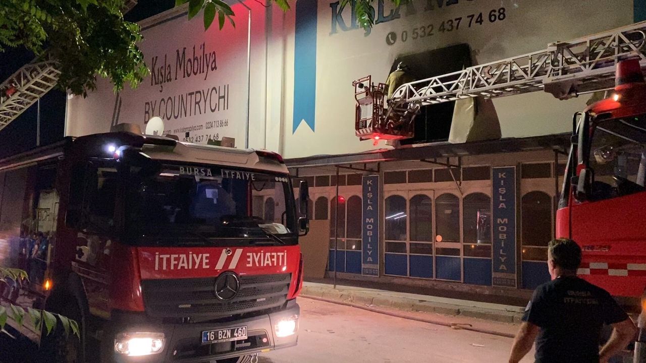 Bursa’da mobilya fabrikasında yangın