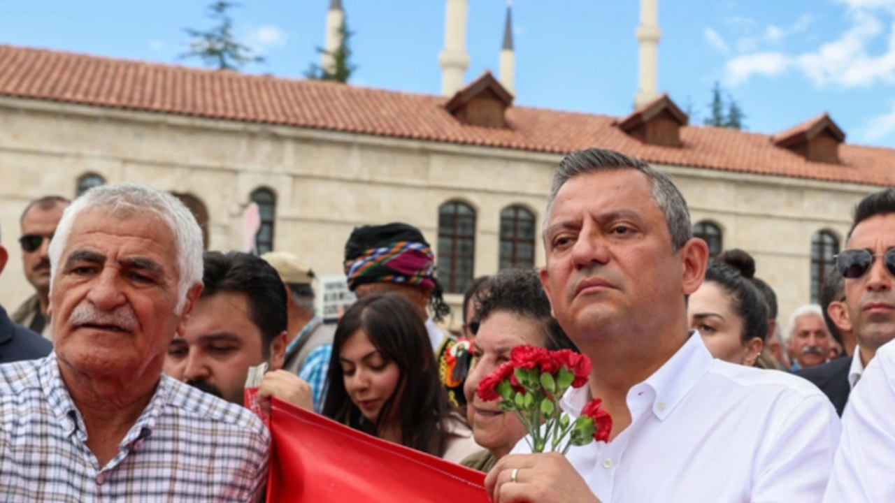 Katliamın 33’üncü yılı... Özgür Özel, Madımak Oteli önünde