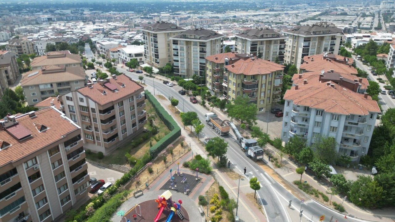Büyükşehir Üçevler Mahallesi'nde asfalt yeniliyor