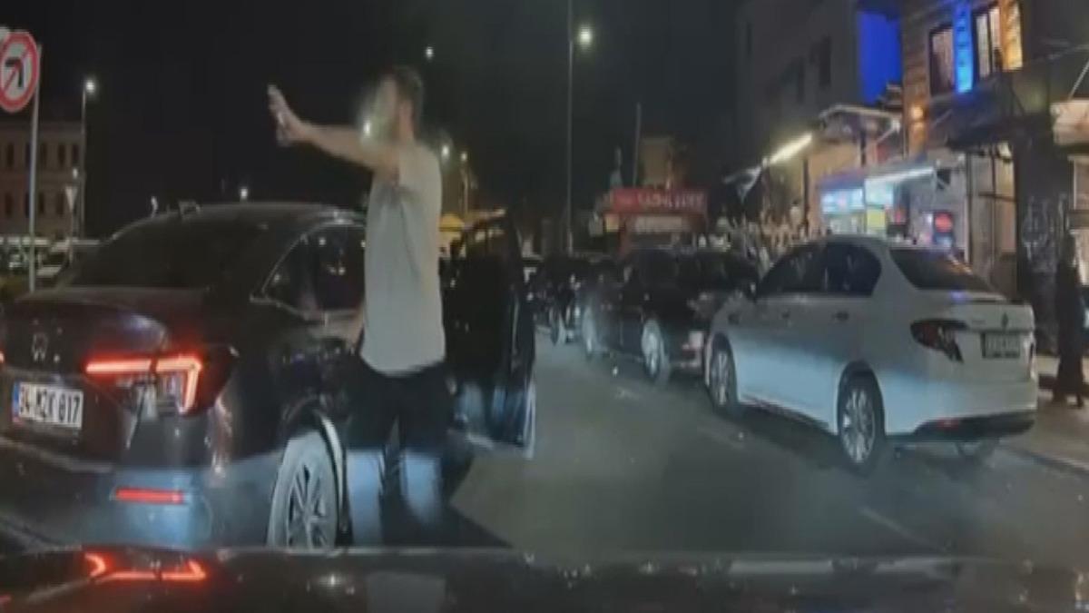 Fatih'te yol kesen sürücü kamerayı görünce ters yönden kaçtı; 252 bin lira ceza