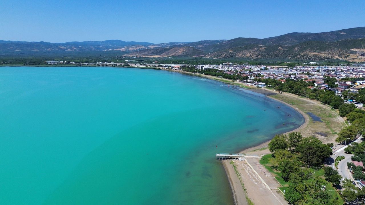 İznik Gölü turkuaza büründü, görenleri mest etti