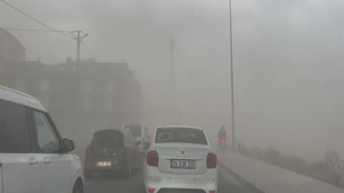Meteoroloji uyarmıştı! İstanbul'da şiddetli fırtına ve yağmur: Çatılar uçtu, ağaçlar devrildi