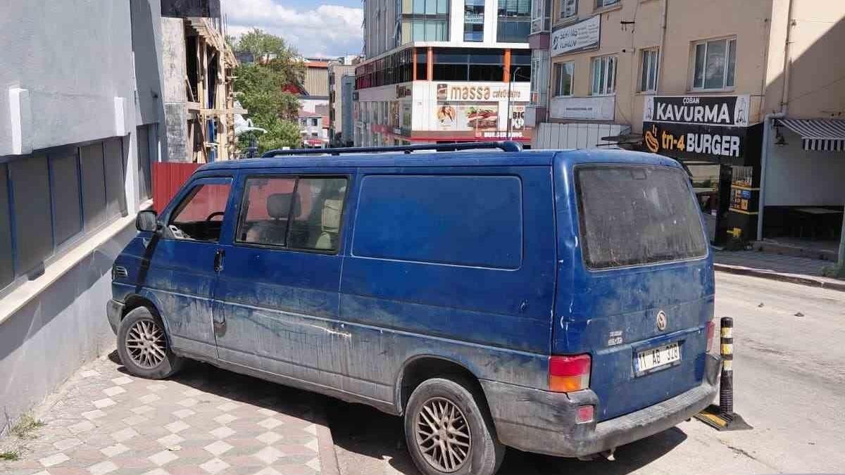 Bilecik'te Kaldırıma Park Eden Araçlar Yayaların Tepkisini Çekiyor