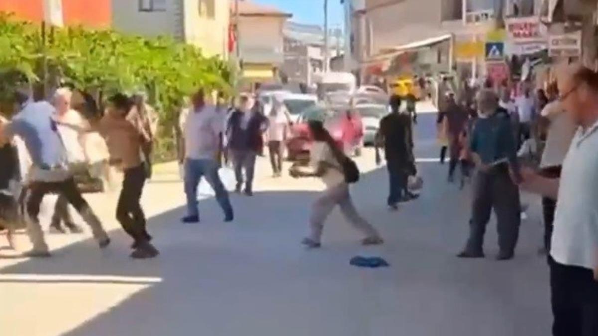 Malatya'da Mevsimlik İşçiler Arasında Kavga: Çok Sayıda Yaralı Malatya'da Mevsimlik İşçiler Arasında Kavga: Çok Sayıda Yaralı