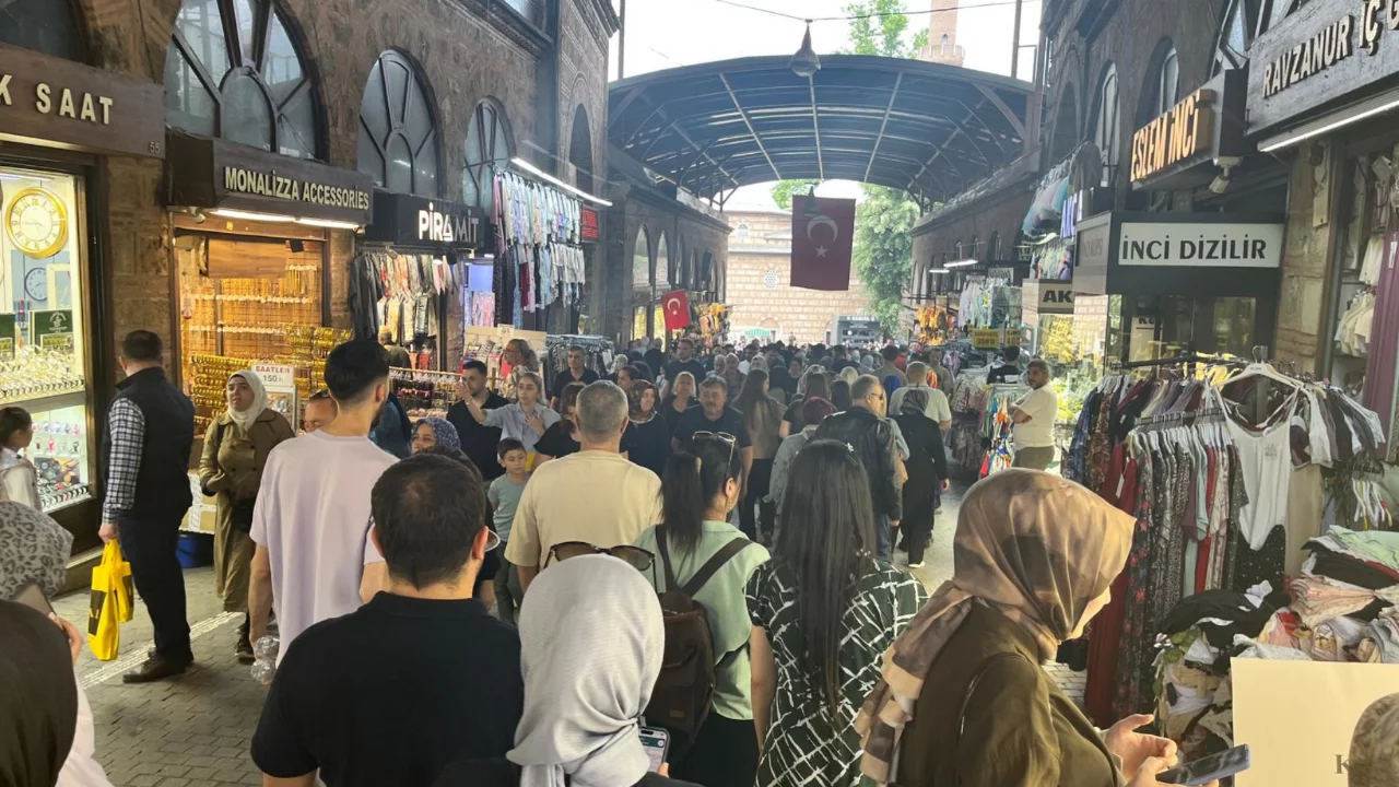 Bursa'da Arife Günü Alışveriş Yoğunluğu Tarihi Çarşı ve Hanlar Bölgesi'ni Doldurdu