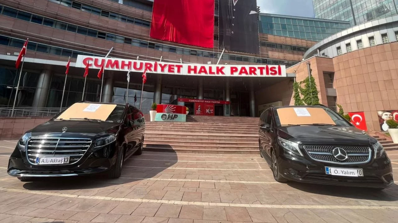 Kılıçdaroğlu, Özgür Özel'in Makam Araçlarını Satışa Çıkardı: Parti İçindeki Gerilim Büyüyor