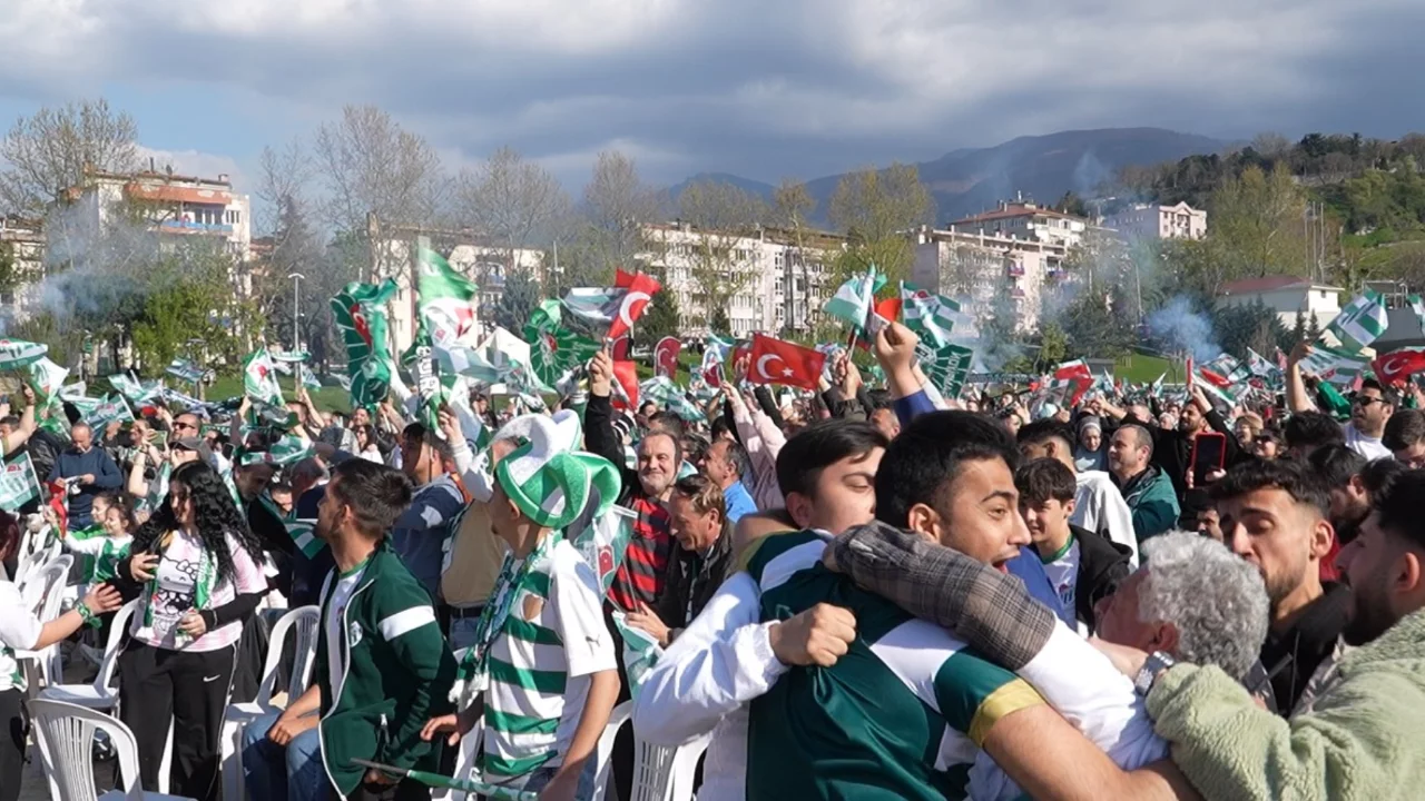 Bursaspor Şampiyonluk Coşkusunu Dev Ekranlarda Bursalılarla Paylaştı