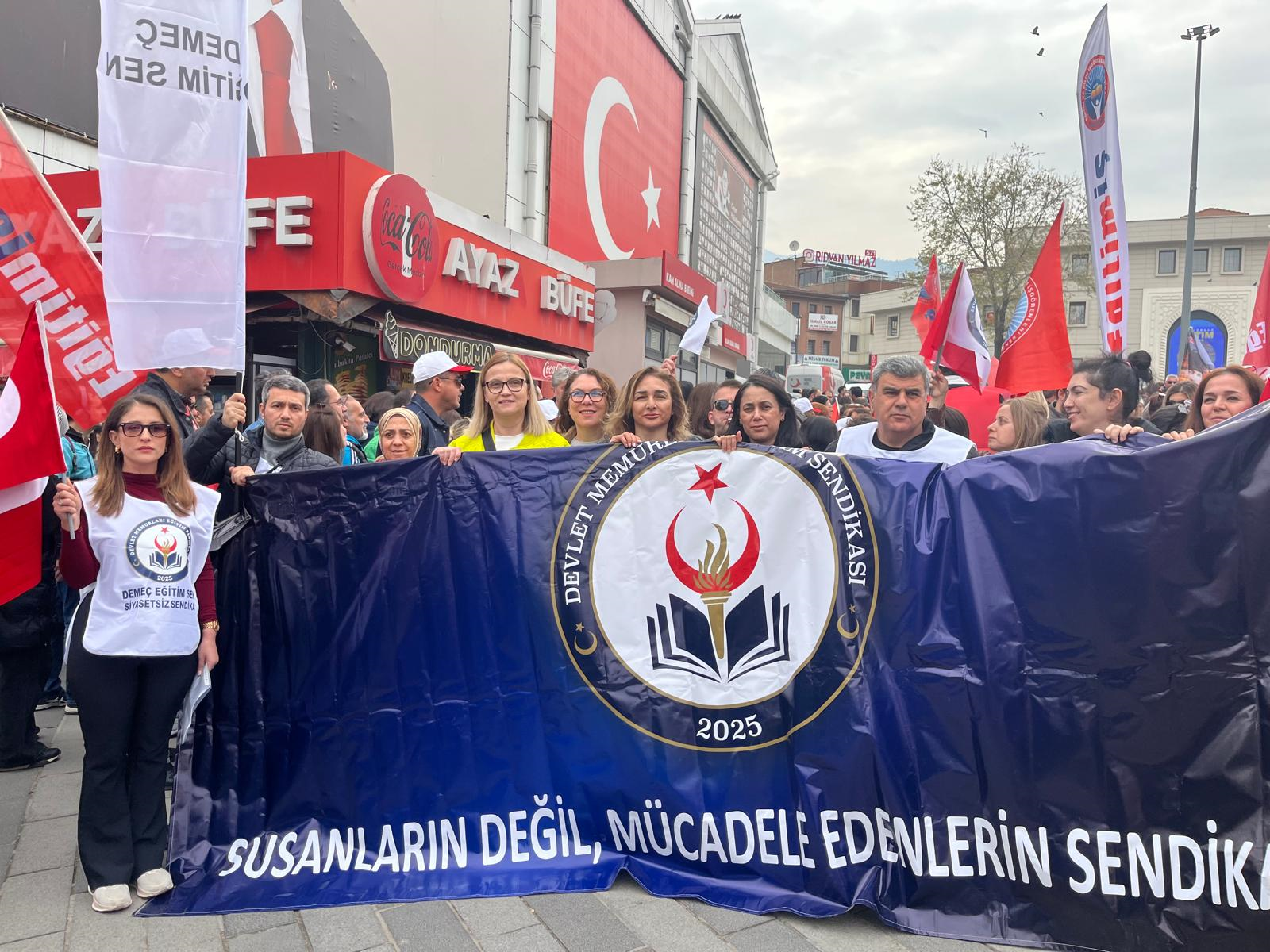 Bursa’da Eğitim Emekçileri Şiddete Karşı Tek Yürek: Tarihi Yürüyüş ve İş Bırakma Kararı