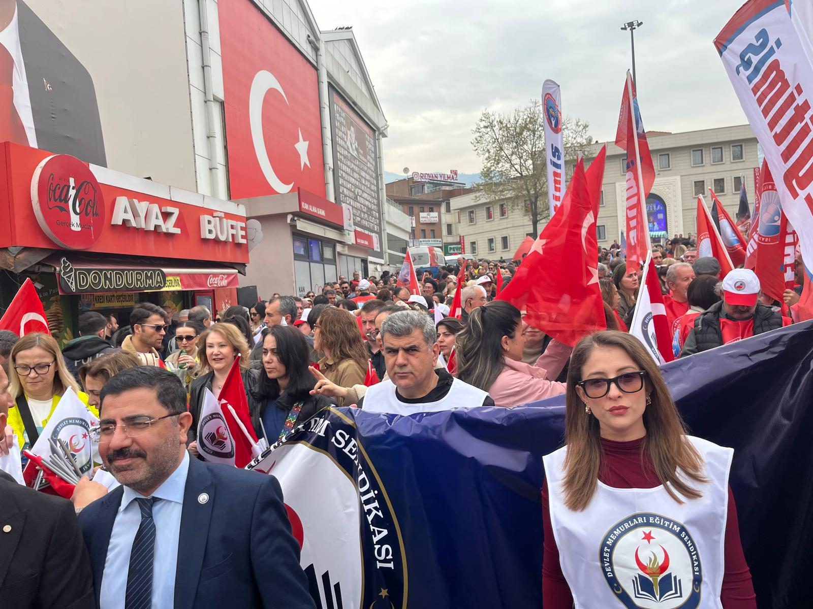 Bursa’da Eğitim Emekçileri Şiddete Karşı Tek Yürek: Tarihi Yürüyüş ve İş Bırakma Kararı