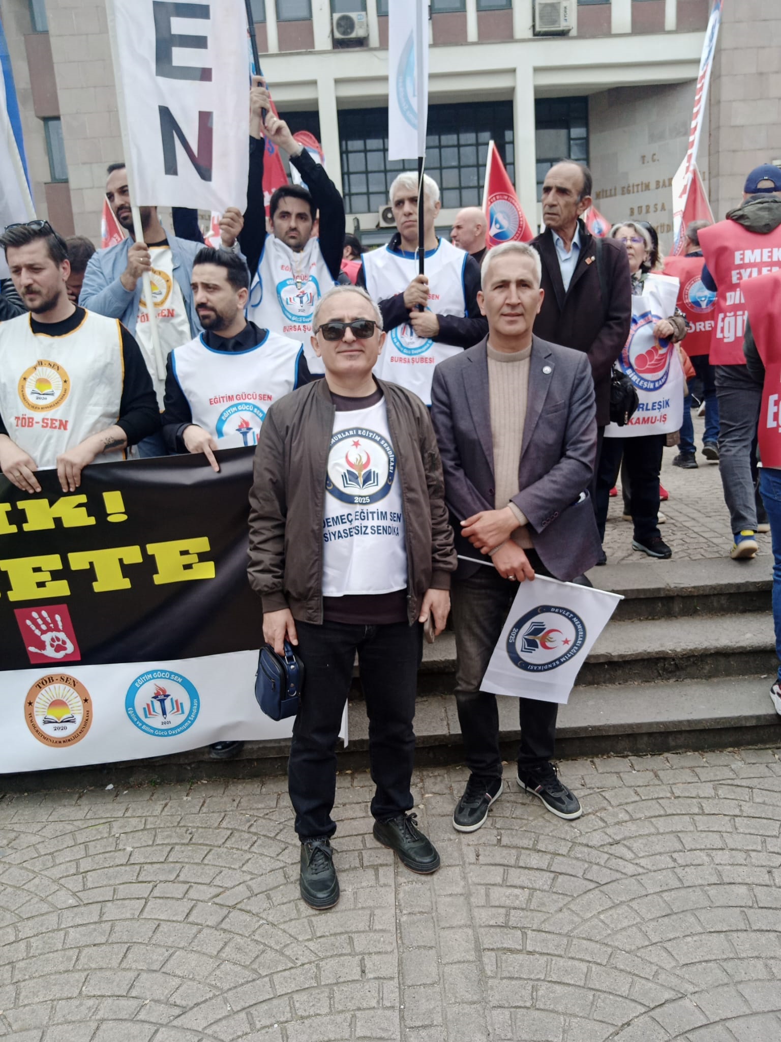 Bursa’da Eğitim Emekçileri Şiddete Karşı Tek Yürek: Tarihi Yürüyüş ve İş Bırakma Kararı