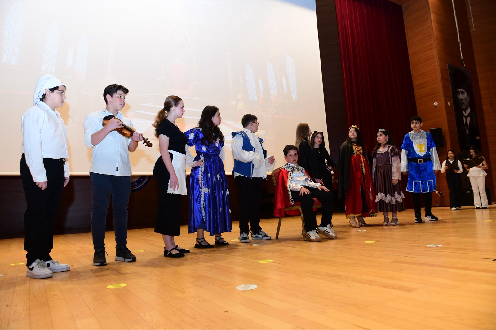 Lider Koleji Kestel’de Öğrencilerden Dünya Dilleri Gecesi Şovu